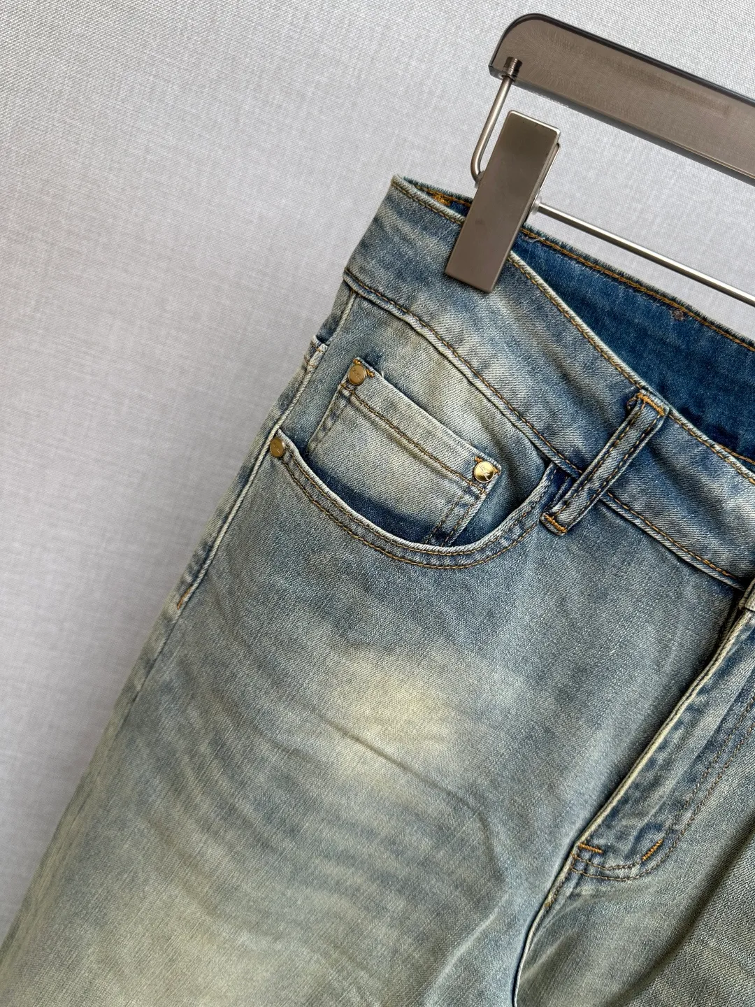 Available at the official website counter at the same time, the Original is a very stylish pair of jeans, with customized original washed denim fabric, unique design, top-notch printing technology letter pattern logo, original hardware accessories decoration, an extremely outstanding pair of jeans, the materials and craftsmanship are extremely luxurious and exquisite, extremely high-grade, handsome and stylish upper body, recommended 👍, Sizes: 29-38